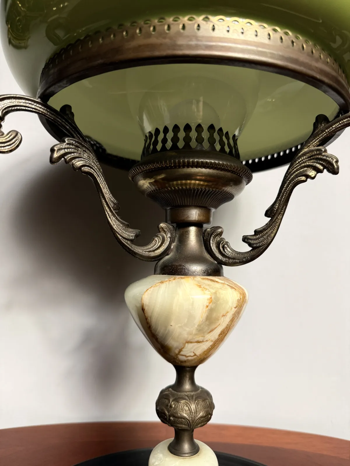 Lampa stołowa vintage z zielonym szklanym kloszem i ozdobną podstawą