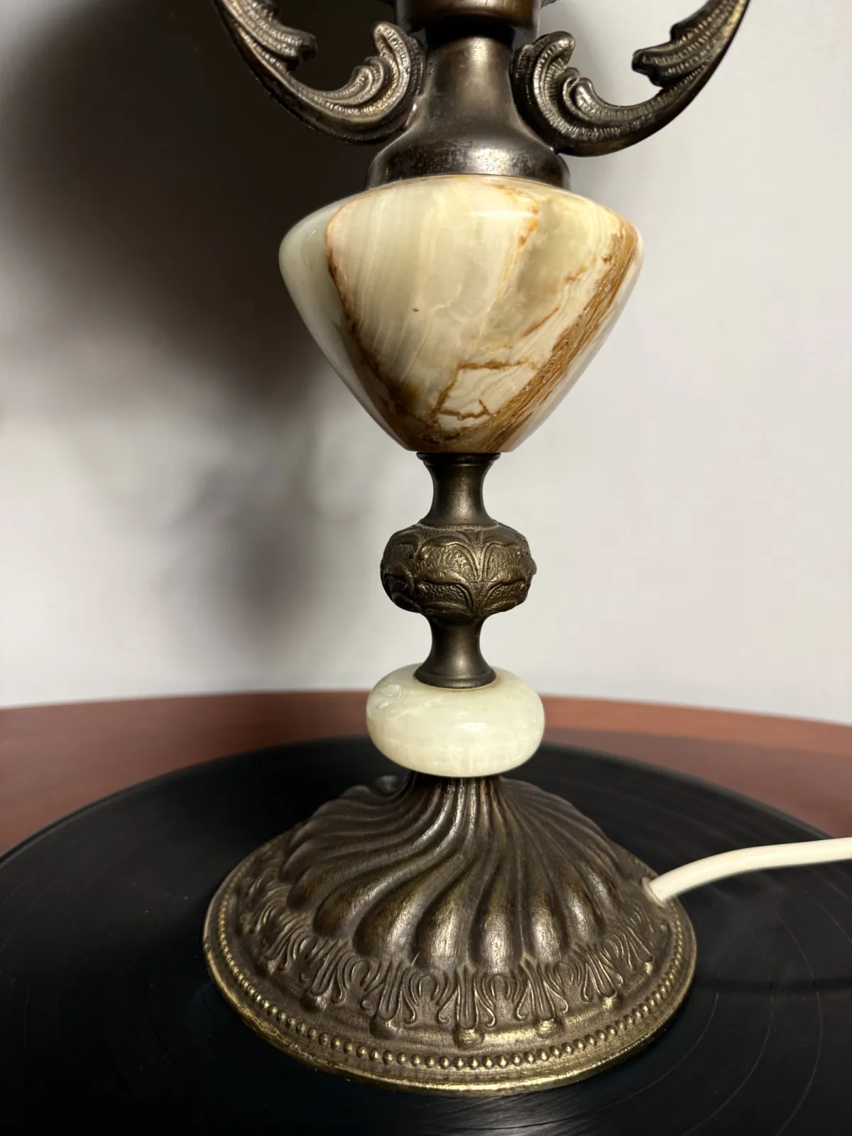 Lampa stołowa vintage z zielonym szklanym kloszem i ozdobną podstawą