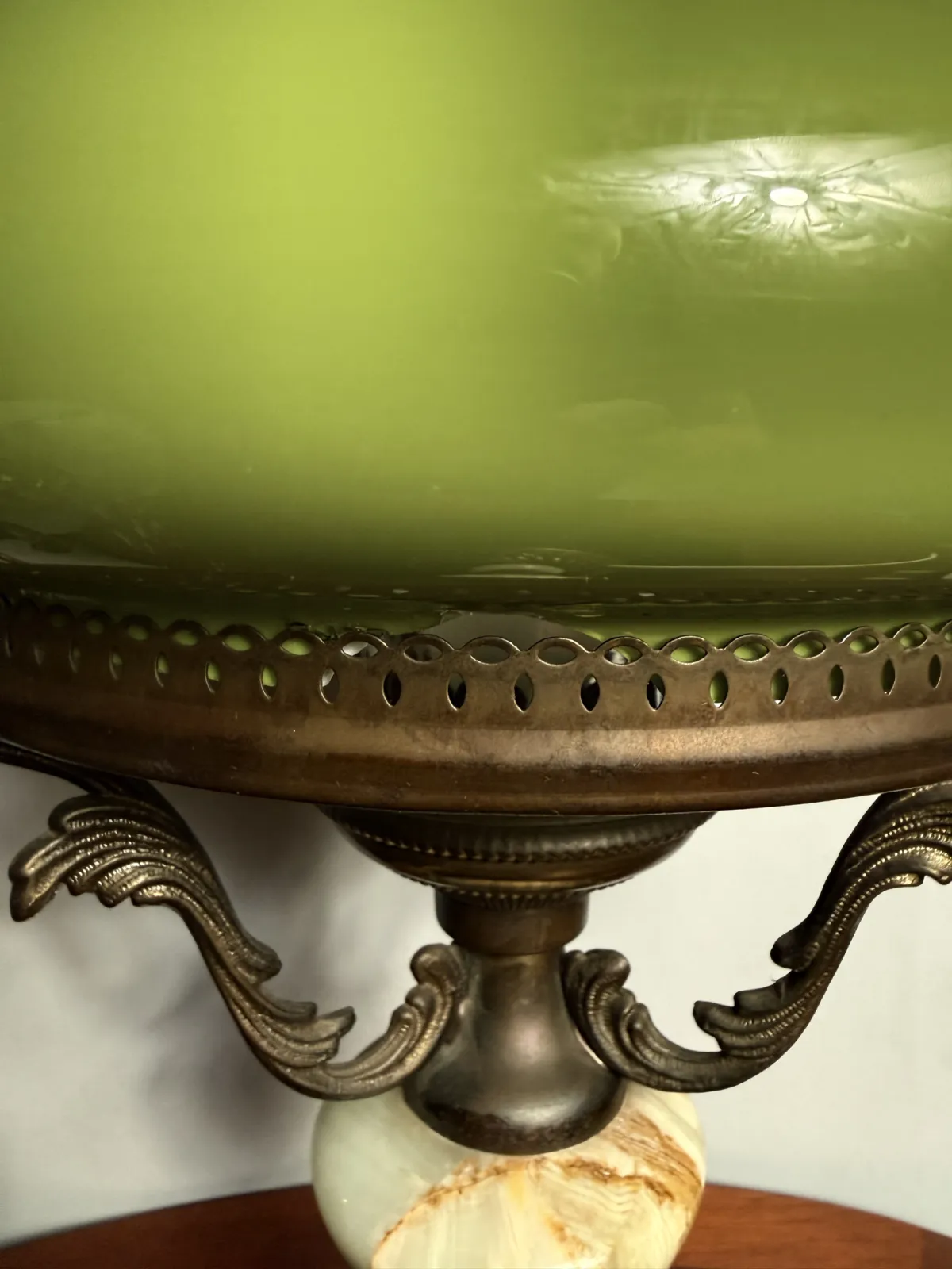 Lampa stołowa vintage z zielonym szklanym kloszem i ozdobną podstawą