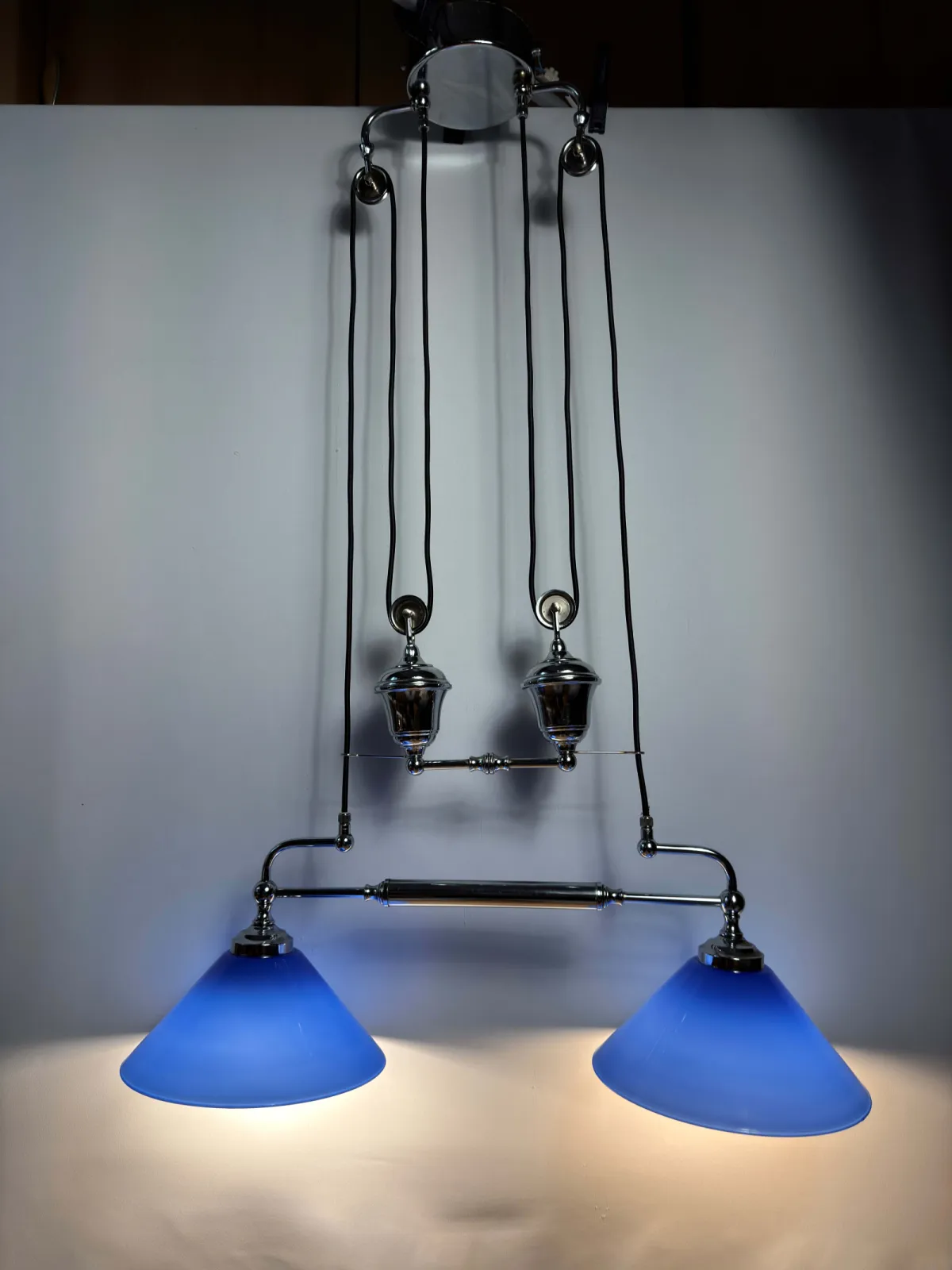 Lampa sufitowa regulowana w stylu industrialnym / loft – podwójny zwis z przeciwwagą i kloszami opalowymi