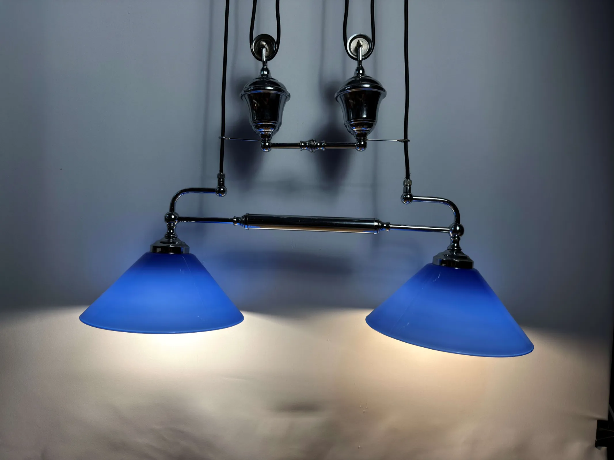 Lampa sufitowa regulowana w stylu industrialnym / loft – podwójny zwis z przeciwwagą i kloszami opalowymi