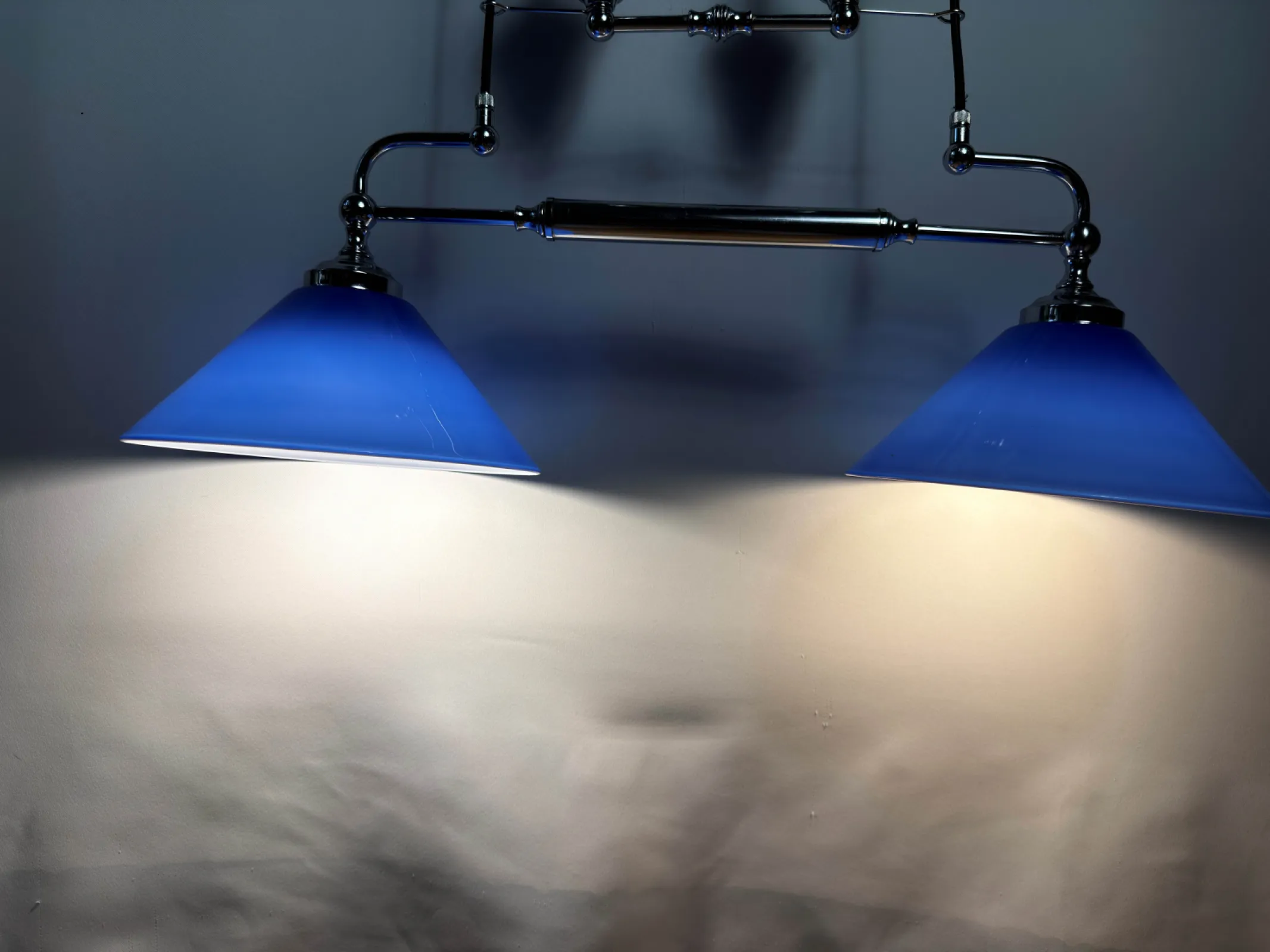 Lampa sufitowa regulowana w stylu industrialnym / loft – podwójny zwis z przeciwwagą i kloszami opalowymi