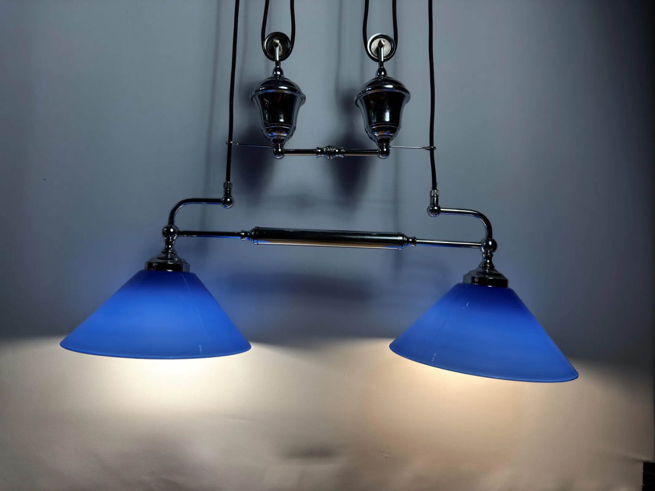 Lampa sufitowa regulowana w stylu industrialnym / loft – podwójny zwis z przeciwwagą i kloszami opalowymi