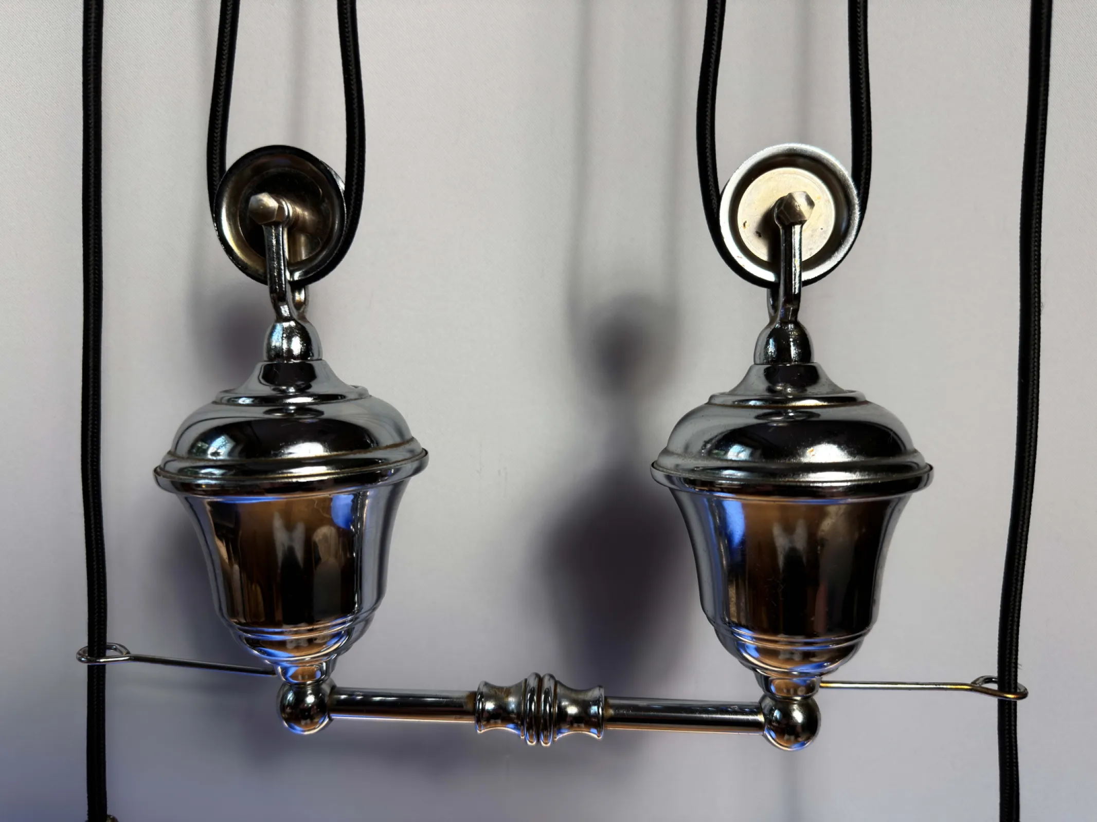 Lampa sufitowa regulowana w stylu industrialnym / loft – podwójny zwis z przeciwwagą i kloszami opalowymi