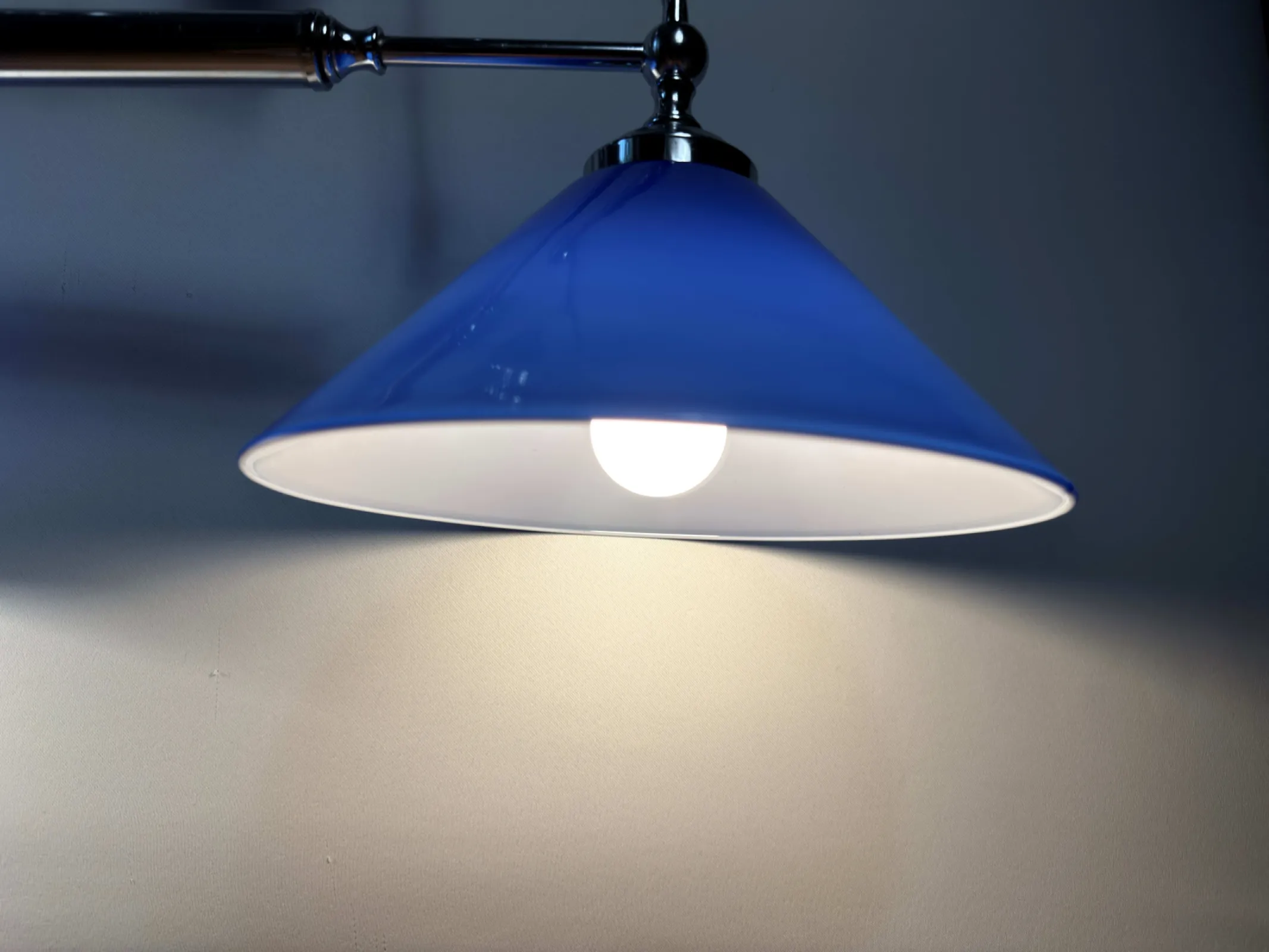Lampa sufitowa regulowana w stylu industrialnym / loft – podwójny zwis z przeciwwagą i kloszami opalowymi