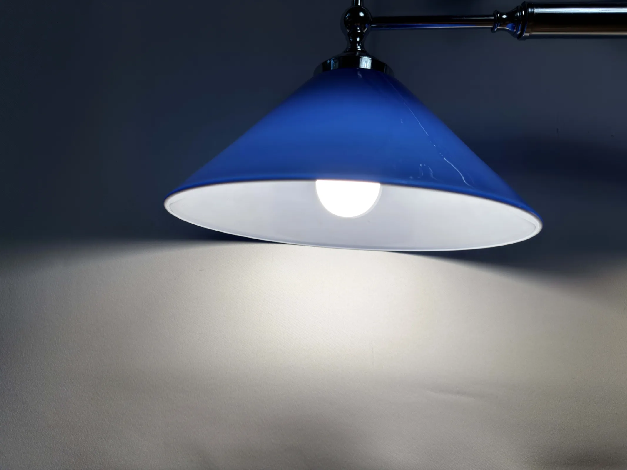 Lampa sufitowa regulowana w stylu industrialnym / loft – podwójny zwis z przeciwwagą i kloszami opalowymi