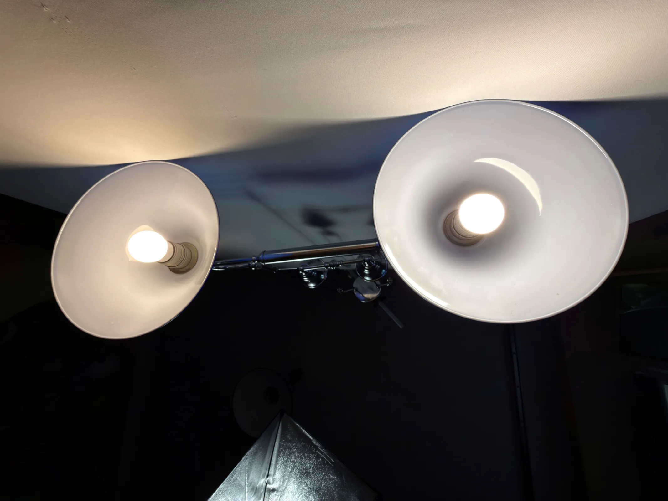 Lampa sufitowa regulowana w stylu industrialnym / loft – podwójny zwis z przeciwwagą i kloszami opalowymi