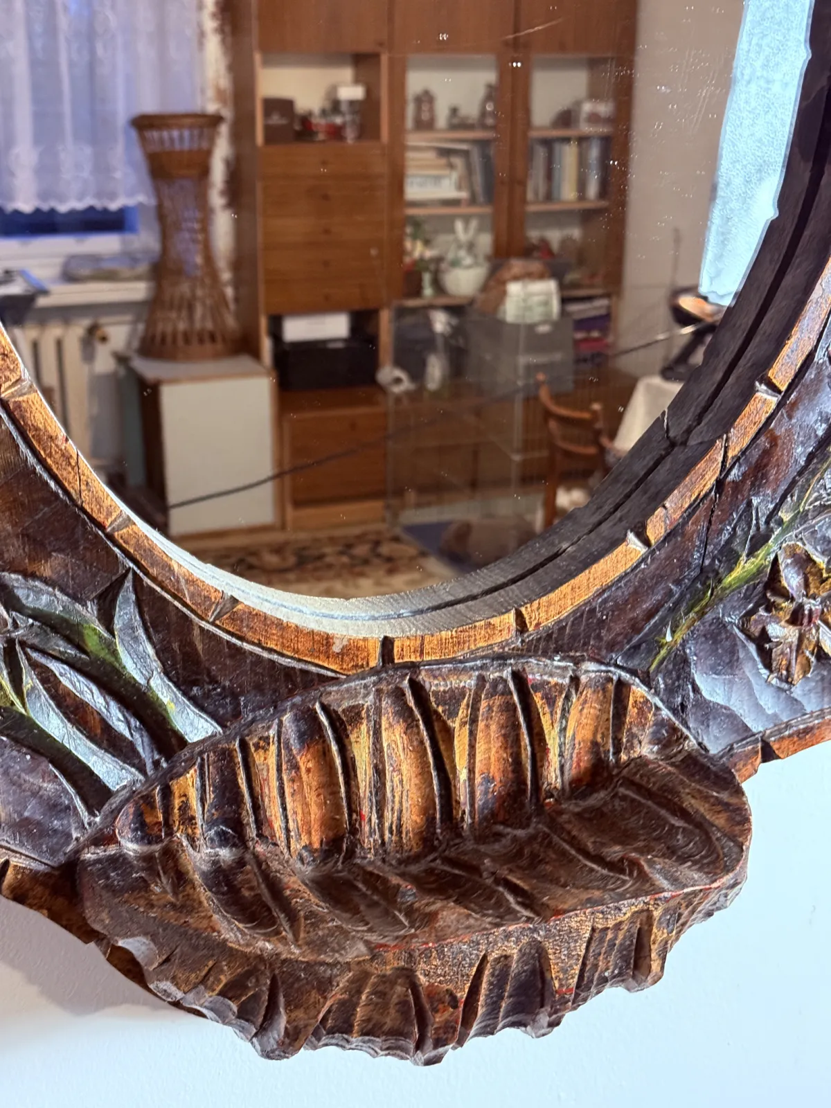 Ręcznie rzeźbione lustro drewniane z półką – unikat vintage w stylu rustykalnym