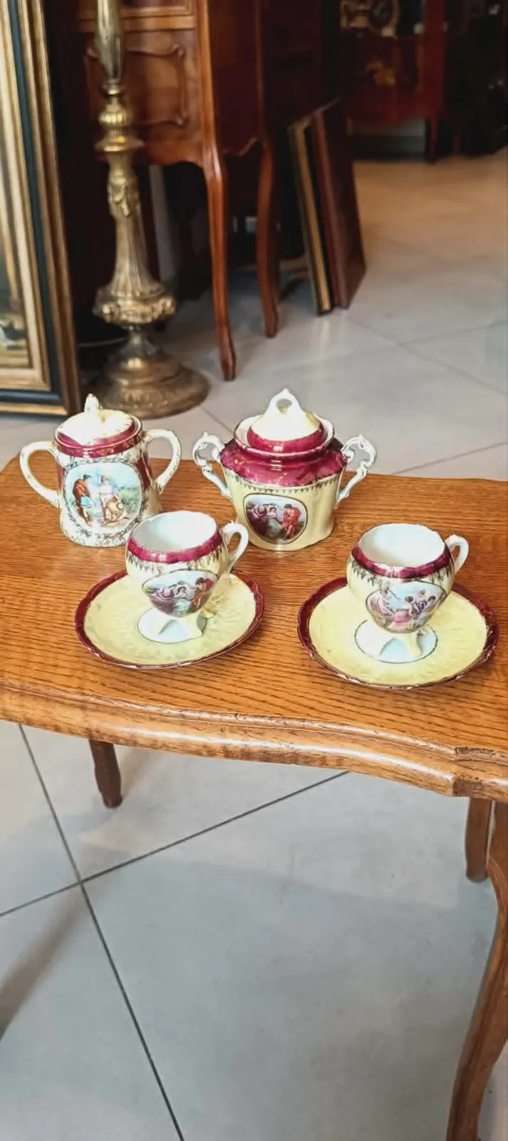 Kolekcjonerski Zestaw Porcelanowy w Stylu Neoklasycznym