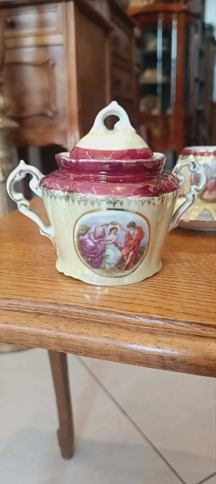 Kolekcjonerski Zestaw Porcelanowy w Stylu Neoklasycznym