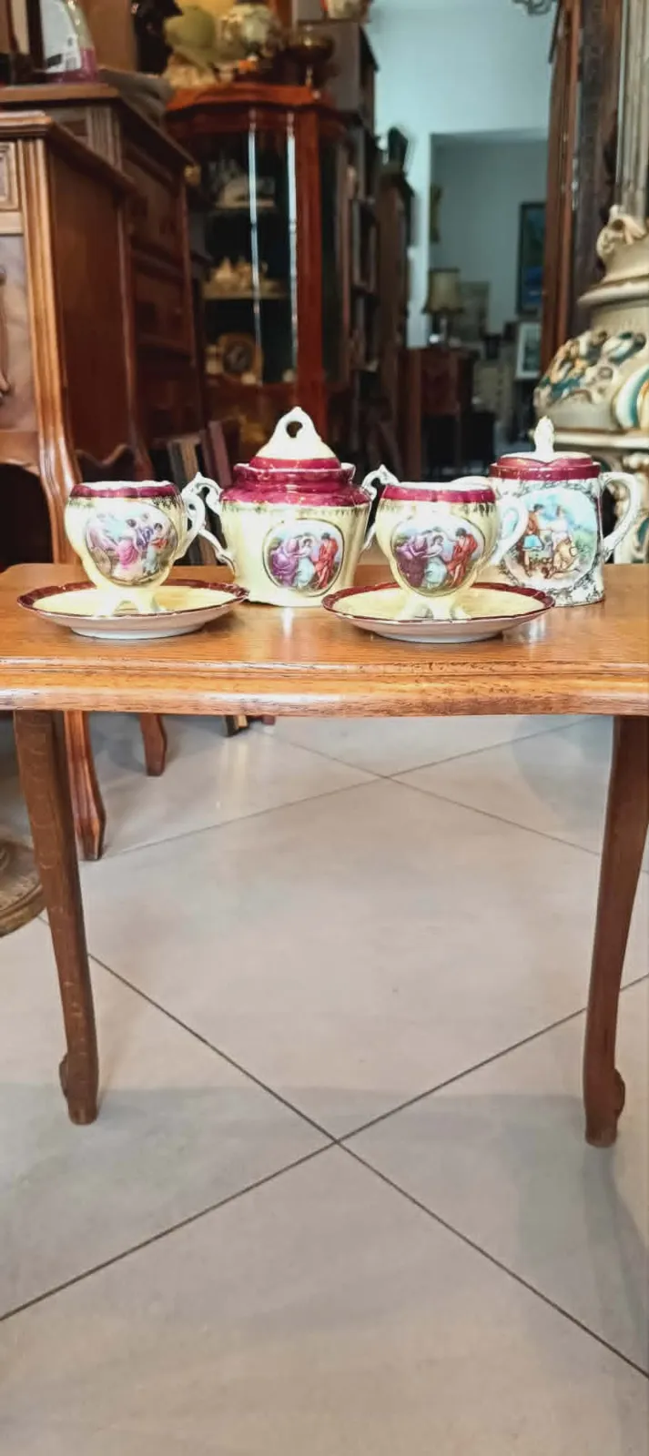 Kolekcjonerski Zestaw Porcelanowy w Stylu Neoklasycznym