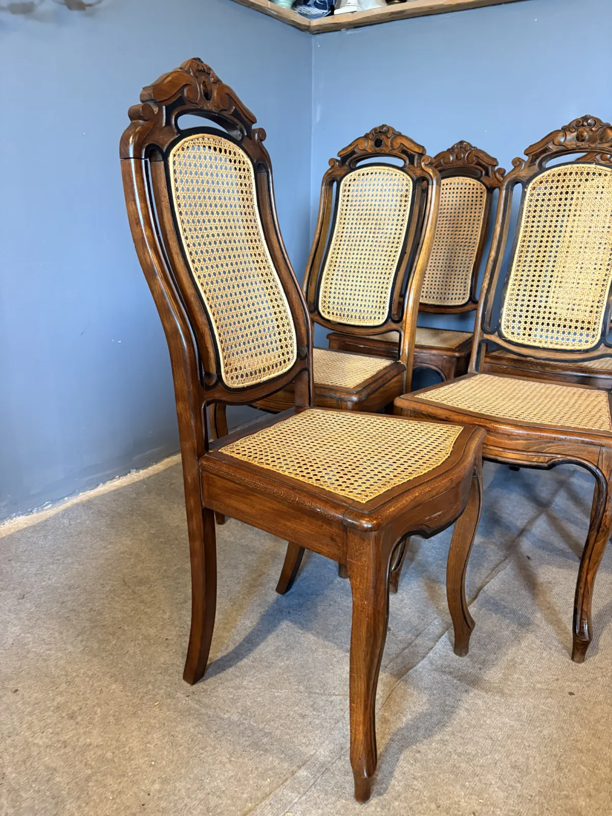 Rzeźbione krzesła z drewna orzechowego z rattanem, komplet 5 szt.