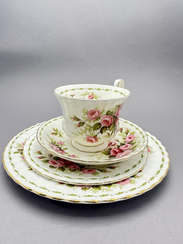 Zestaw 4-częściowy Royal Albert Flower of the Month June