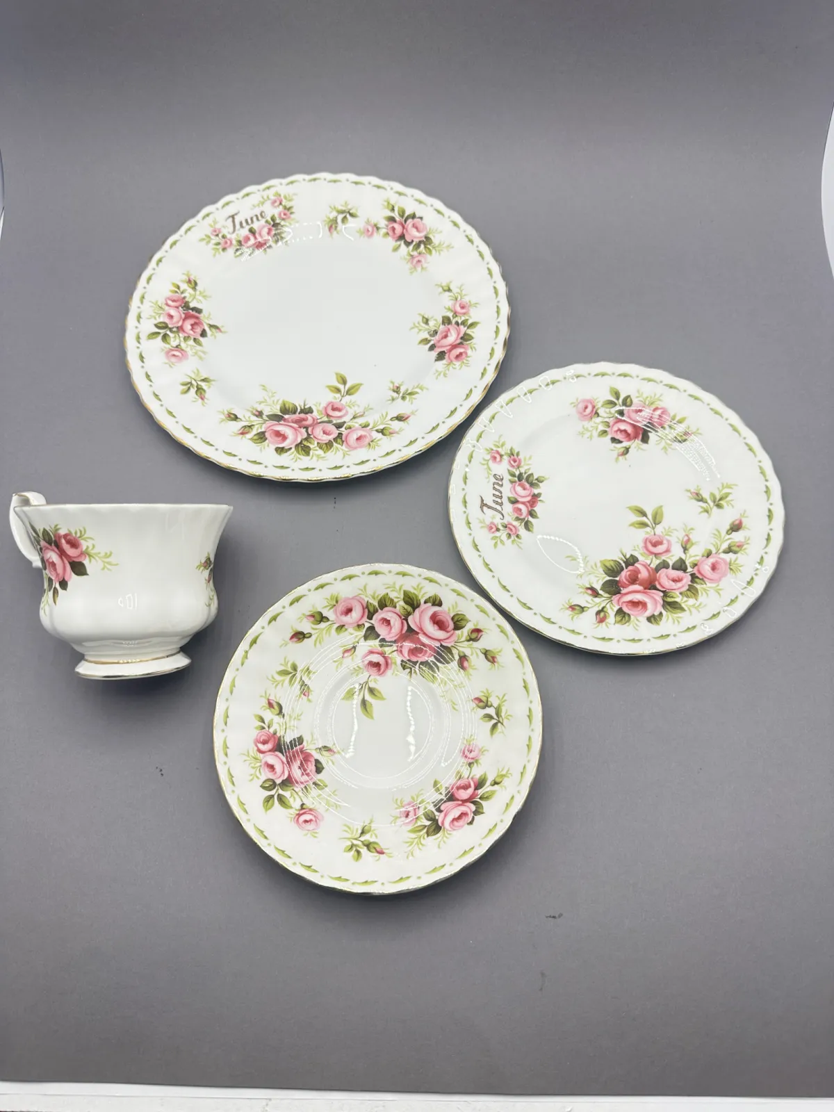 Zestaw 4-częściowy Royal Albert Flower of the Month June
